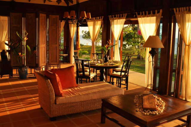 Nyd middagen i restauranten på Koh Jum Beach Villas