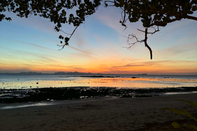 Solnedgang over stranden ved Koh Jum Beach Villas