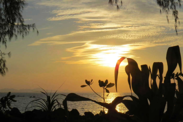 Solnedgang over Koh Jum Beach Villas
