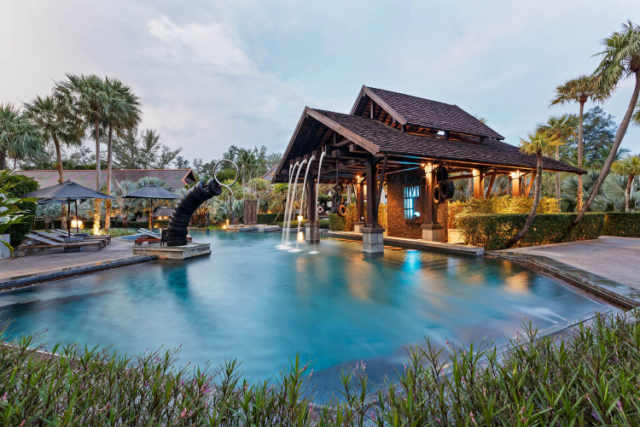 Poolbar og pool på The Slate Phuket